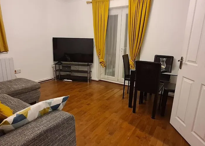 Private 2 Bed Flat Close To Excel & City Airport